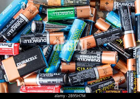 Una pila di batterie scariche in attesa di riciclaggio Foto Stock