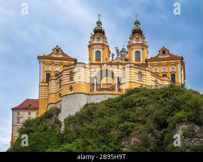 MELK, AUSTRIA - 13 LUGLIO 2019: Vista dell'abbazia barocca di Melk, un monastero costruito sopra la città Foto Stock