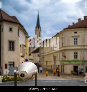 MELK, AUSTRIA - 13 LUGLIO 2019: Telescopio pubblico con edifici sfocati della città vecchia sullo sfondo Foto Stock