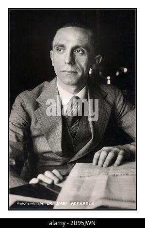 Archivio 1930 Joseph Goebbels ritratto informale di luce del giorno Reichsminister politico tedesco, uno dei più vicini soci e fedeli seguaci di Adolf Hitler. Gauleiter a Berlino dal 1926 e capo del dipartimento di propaganda NSDAP dal 1930, ha dato un contributo significativo alla crescente popolarità dei socialisti nazionali nella fase finale della Repubblica di Weimar. Foto Stock
