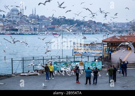 A causa del nuovo tipo di Coronavirus, che il governo turco ha fatto crescenti richieste di rimanere a casa. Nonostante questo, alcune persone erano fuori. Foto Stock