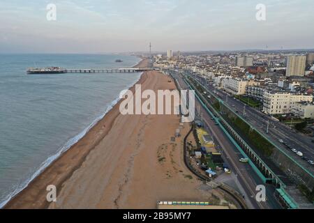 La mattina presto a Brighton East Sussex con strade deserte durante lo scoppio di Covid19 Foto Stock