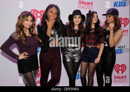 (L-R) Ally Brooke, Normanni Hamilton, Lauren Jauregui, Camila Cabello e Dinah-Jane Hansen della Fifth Harmony arrivano al 6 KIIS FM Jingle Ball il 2013 dicembre 2013 allo Staples Center di Los Angeles, California. Foto Stock