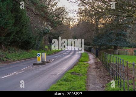 Strada vuota in Aspley Guise, Milton Keynes Foto Stock