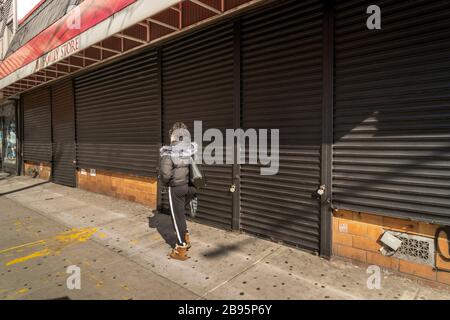 Chiuso negozi e aziende nel quartiere di Chelsea a New York domenica 22 marzo 2020 a causa del COVID-19. (© Richard B. Levine) Foto Stock