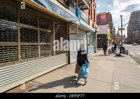 Chiuso negozi e aziende nel quartiere di Chelsea a New York domenica 22 marzo 2020 a causa del COVID-19. (© Richard B. Levine) Foto Stock