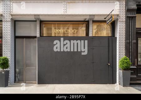 Jimmy Choo, rivenditore di lusso, si trova nel quartiere Soho di New York domenica 22 marzo 2020 a causa del COVID-19. (© Richard B. Levine) Foto Stock