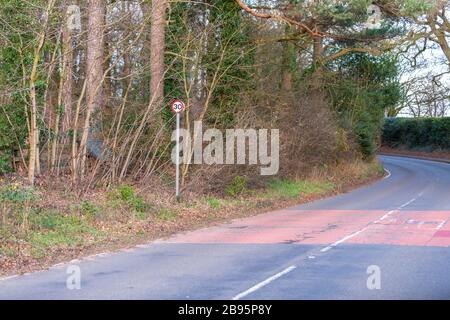 Strada vuota con segnale del limite di velocità in Aspley Guise, Milton Keynes Foto Stock