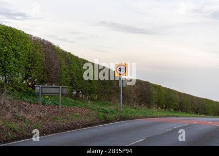 Strada vuota con segnale del limite di velocità in Aspley Guise, Milton Keynes Foto Stock