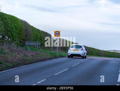 Strada vuota con un'auto a Aspley Guise, Milton Keynes Foto Stock