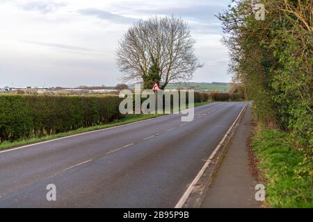 Strada vuota con segnale del limite di velocità in Aspley Guise, Milton Keynes Foto Stock