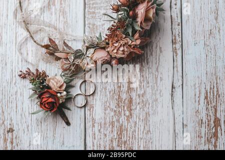 Anello di nozze impostato su uno sfondo rustico Foto Stock