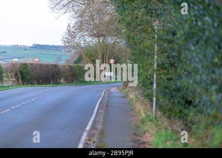 Strada vuota con segnale del limite di velocità in Aspley Guise, Milton Keynes Foto Stock