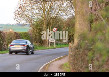 Strada vuota con un'auto a Aspley Guise, Milton Keynes Foto Stock