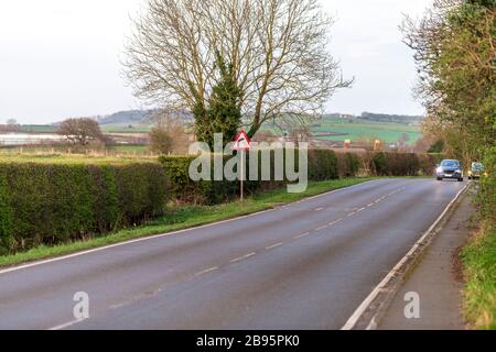 Strada vuota con un'auto a Aspley Guise, Milton Keynes Foto Stock