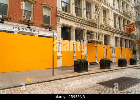 Louis Vuitton, rivenditore di lusso, si trova nel quartiere Soho di New York domenica 22 marzo 2020 a causa del COVID-19. (© Richard B. Levine) Foto Stock