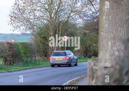 Strada vuota con un'auto a Aspley Guise, Milton Keynes Foto Stock