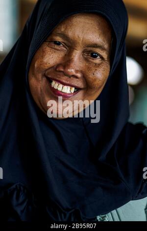 Una donna giavanese in hijab con un sorriso incredibile, che scioglierà il vostro cuore. Foto Stock