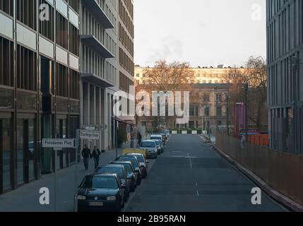 Una vecchia torre di avvistamento della Germania dell'Est a Berlino, Germania Foto Stock