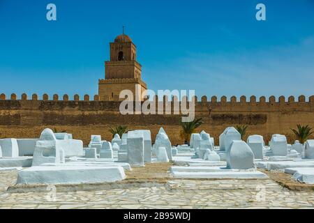 Minareto di una moschea e cimitero. Foto Stock