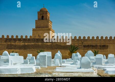 Minareto di una moschea e cimitero. Foto Stock