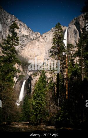 Cielo notturno e stelle, le cascate di Yosemite superiore e inferiore Yosemite National Park California USA Foto Stock