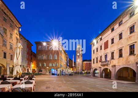 Vista sulla splendida Riva del Garda di notte, il Lago di Garda è circondato da montagne in estate, Italia Foto Stock