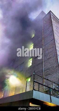 incendio nell'edificio al terzo e quarto piano, i vigili del fuoco iniziano a spegnersi. Foto Stock