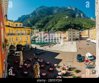 Riva del Garda,Lago di Garda ,Italia - 27Ottobre 2018:Vista sul porto di Riva del Garda e sulla bellissima Riva del Garda, lago di Garda in summ Foto Stock