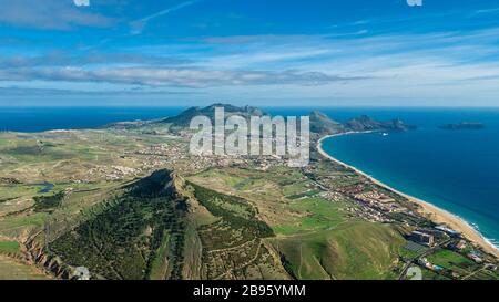 Vista aerea dell'isola di Porto Santo con 'Pico de Ana Ferreira' in primo piano, Porto Santo, Madeira, Portogallo Foto Stock