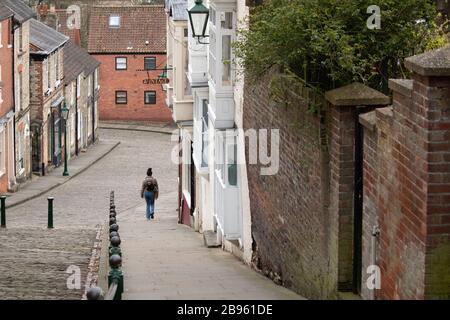 La vista lungo ripida Hill, Lincoln. Ripido Hill è uno dei luoghi più visitati della città di Lincoln nel Lincolnshire, Inghilterra. La ripida collina collega Lincoln Uphill al centro della città e al centro commerciale che si trovano sulla pianura pianeggiante. Era precedentemente conosciuto come Ermine Street ed è attualmente in corso di manutenzione da parte del Lincolnshire County Council. Foto Stock