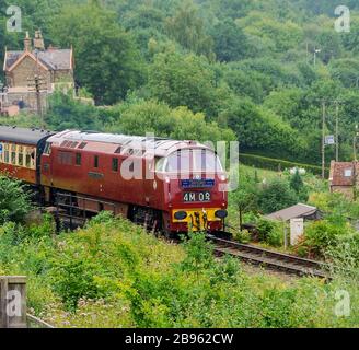 Highley, Inghilterra - Agosto 2016: Un treno tirato da un motore diesel di Classe Occidentale lascia la stazione di Highley sulla Severn Valley Railway Foto Stock