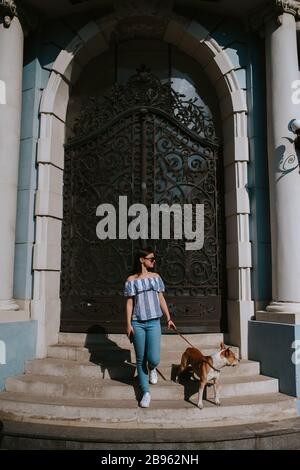 Una giovane bella ragazza e il suo cane sulle scale Foto Stock