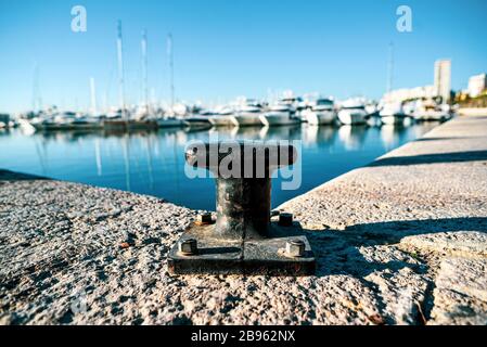 Ormeggio, bitt al porto turistico, vecchio e grande. Foto Stock