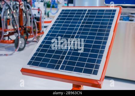 Pannello solare fotovoltaico automatico che lavora alla mostra sulla tecnologia moderna Foto Stock