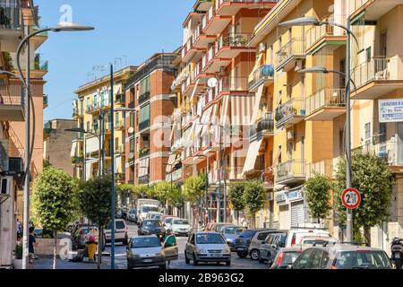 ERCOLANO, VICINO NAPOLI, ITALIA - AGOSTO 2019: Traffico e appartamenti con balconi in una delle strade del centro di Ercolano vicino Napoli Foto Stock