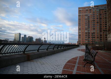 NEW YORK, N.Y/USA – 22 marzo 2020: The Sutton Park on the East River, vicino al Queensboro Bridge di New York..Credit: Gordon Donovan/Alamy Live News Foto Stock