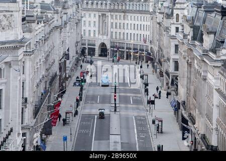 Regent Street assomiglia A UNA città fantasma in mezzo allo scoppio di Coronavirus. Le viste catturate dal tetto di Asics su Oxford Circus mostrano una strada deserta Regent alle 9.30 di questa mattina. Normalmente un alveare di attività praticamente nessuno è circa. Foto Stock