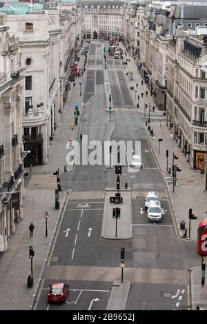 Regent Street assomiglia A UNA città fantasma in mezzo allo scoppio di Coronavirus. Le viste catturate dal tetto di Asics su Oxford Circus mostrano una strada deserta Regent alle 9.30 di questa mattina. Normalmente un alveare di attività praticamente nessuno è circa. Foto Stock