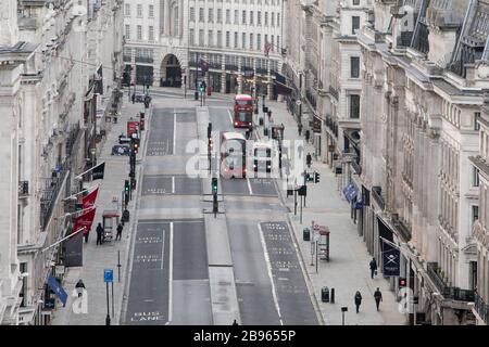 Regent Street assomiglia A UNA città fantasma in mezzo allo scoppio di Coronavirus. Le viste catturate dal tetto di Asics su Oxford Circus mostrano una strada deserta Regent alle 9.30 di questa mattina. Normalmente un alveare di attività praticamente nessuno è circa. Foto Stock