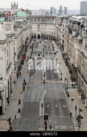 Regent Street assomiglia A UNA città fantasma in mezzo allo scoppio di Coronavirus. Le viste catturate dal tetto di Asics su Oxford Circus mostrano una strada deserta Regent alle 9.30 di questa mattina. Normalmente un alveare di attività praticamente nessuno è circa. Foto Stock