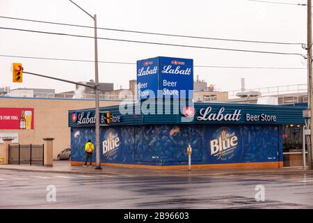 La fabbrica di birra di Labatt a Londra, Canada, ha recentemente annunciato che stava spostando la produzione dalla birra all'igienizzatore per le mani durante la pandemia di COVID19. Foto Stock