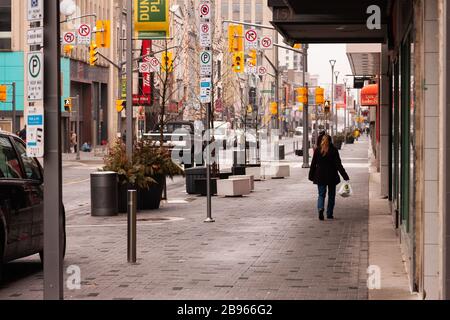 Strade vuote e marciapiedi nel centro di Londra, Ontario, Canada durante l'epidemia di pandemia di COVID-19. Foto Stock