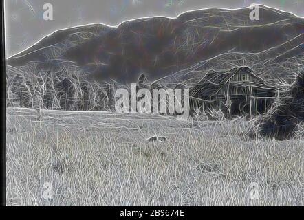 Lantern Slide - Forni River Valley, Victoria, Date Unknown, immagine in bianco e nero dei forni River Valley guardando verso Mt Buffalo, con un edificio agricolo in primo piano, fotografato da A.J. Campbell. Questa è una delle tante lanterne di vetro che formano la A.J. Campbell Collection tenuto da Museums Victoria., Reimagined da Gibon, design di calore allegro di luminosità e raggi di luce radianza. Arte classica reinventata con un tocco moderno. La fotografia ispirata al futurismo, che abbraccia l'energia dinamica della tecnologia moderna, del movimento, della velocità e rivoluziona la cultura. Foto Stock
