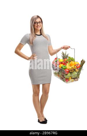 Ritratto a tutta lunghezza di una giovane donna che tiene un cestino con fritte fresche e verdure isolate su sfondo bianco Foto Stock