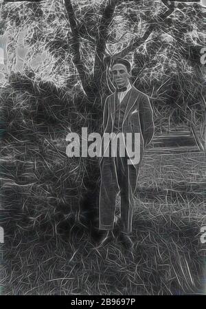 Vetro negativo - uomo nel parco, circa 1920, nero e bianco 1/6 vetro negativo di un uomo in piedi in un parco o prato pieno di alberi. Indossa un vestito a tre pezzi e una cravatta, e ha le mani dietro la schiena. La provenienza dell'immagine non è chiara, ma è stata ospitata nel museo aziendale di Kodak. Collezione di prodotti, materiali promozionali, fotografie e manufatti della vita lavorativa raccolti da Kodak, Reimagined by Gibon, design di calda e allegra luce di luminosità e di radianza dei raggi. Arte classica reinventata con un tocco moderno. Fotografia ispirata al futurismo, abbracciando l'en dinamico Foto Stock