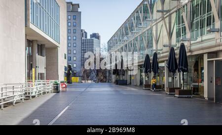 Londra, Inghilterra, Regno Unito - 23 marzo 2020: Un lavoratore solita nella Southbank in una Londra deserta sotto blocco durante l'epidemia di Corona Virus Covid-19. Foto Stock