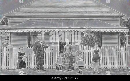 Negativo - Famiglia di fronte a una Casa, Clunes, Victoria, circa 1890, un uomo, donna e quattro bambini in piedi di fronte a una casa. La casa è una casa vittoriana in legno con recinzione in picchetto, lavorazione del ferro battuto in pietra sulla veranda e tetto in ardesia., Reimagined by Gibon, design di calore allegro di luminosità e raggi di luce radianza. Arte classica reinventata con un tocco moderno. La fotografia ispirata al futurismo, che abbraccia l'energia dinamica della tecnologia moderna, del movimento, della velocità e rivoluziona la cultura. Foto Stock