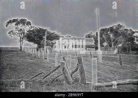 Negativo - Agriturismo recintato, 'Glenview' Station, Tullamarine, Victoria, 1925, Agriturismo con recinzioni e alberi sulla stazione 'Glenview'. Una recinzione in filo metallico circonda la proprietà, e una recinzione in legno circonda la casa. Ci sono due grandi pali di fronte alla casa, che sembra essere in legno vittoriano., Reimagined da Gibon, design di calore allegro di luminosità e raggi di luce radianza. Arte classica reinventata con un tocco moderno. La fotografia ispirata al futurismo, che abbraccia l'energia dinamica della tecnologia moderna, del movimento, della velocità e rivoluziona la cultura. Foto Stock