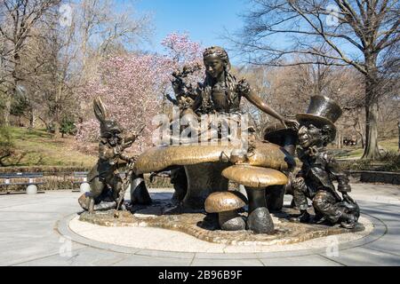 Alice nel paese delle meraviglie di scultura, Central Park, NYC Foto Stock